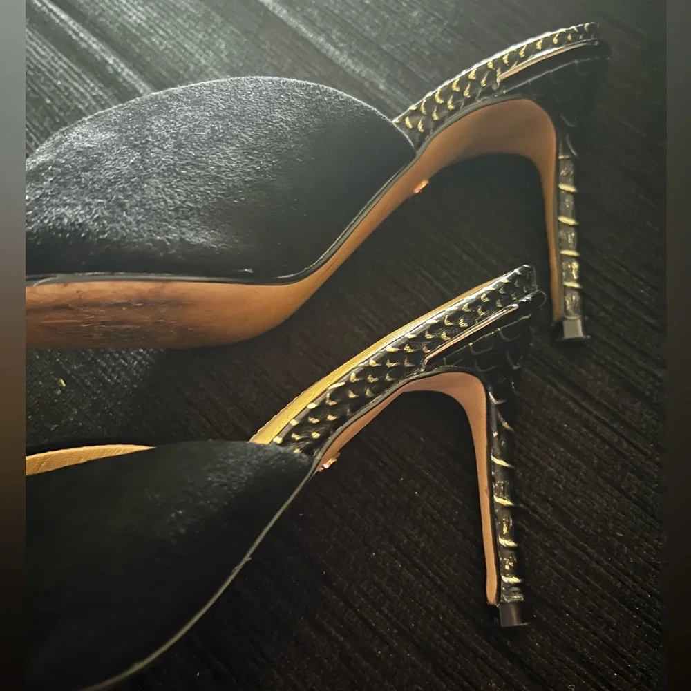 NWOT Mimco suede heels. New not with box Size 36. Black! Heels have gold design. - Picture 2 of 14